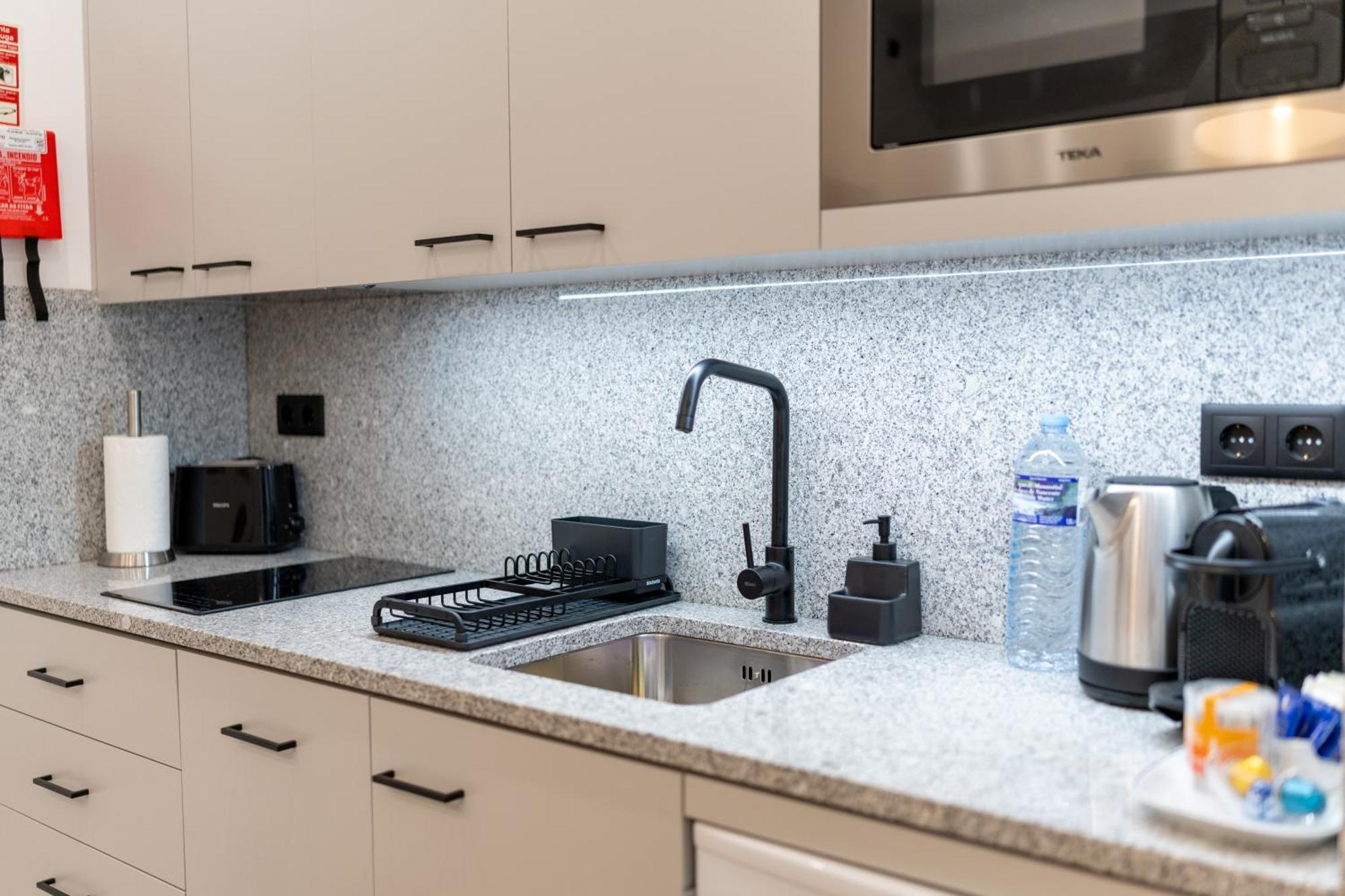 Casa Flores - 2 Bedroom, Lift, Ac, Car Parking - Extra 포르투 외부 사진
